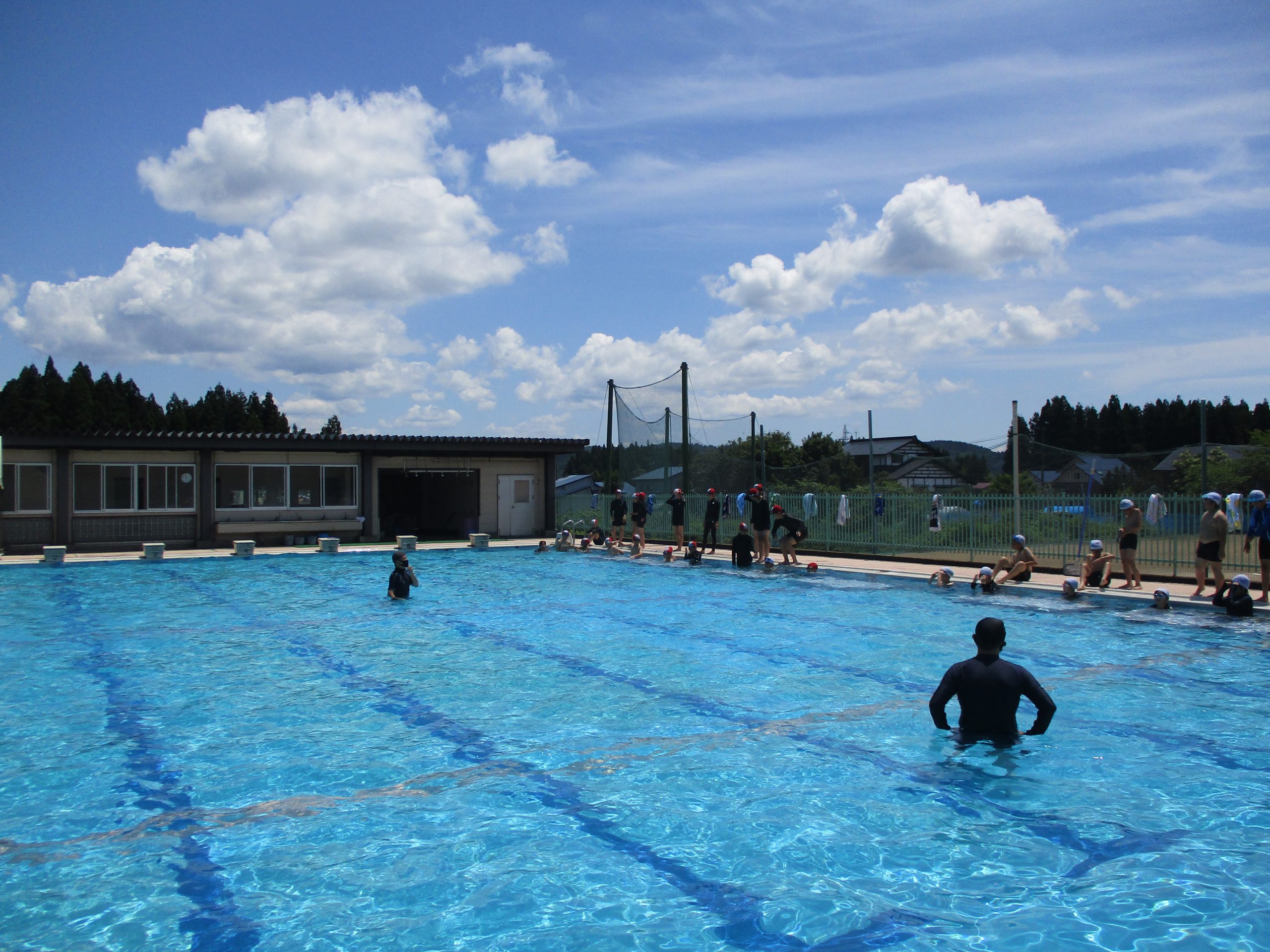 プール授業開始です 初等部５ ６年水泳 戸沢村立戸沢学園